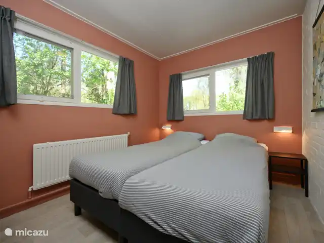 Masterbedroom met 2x 1-persoonsbed en kledingkast